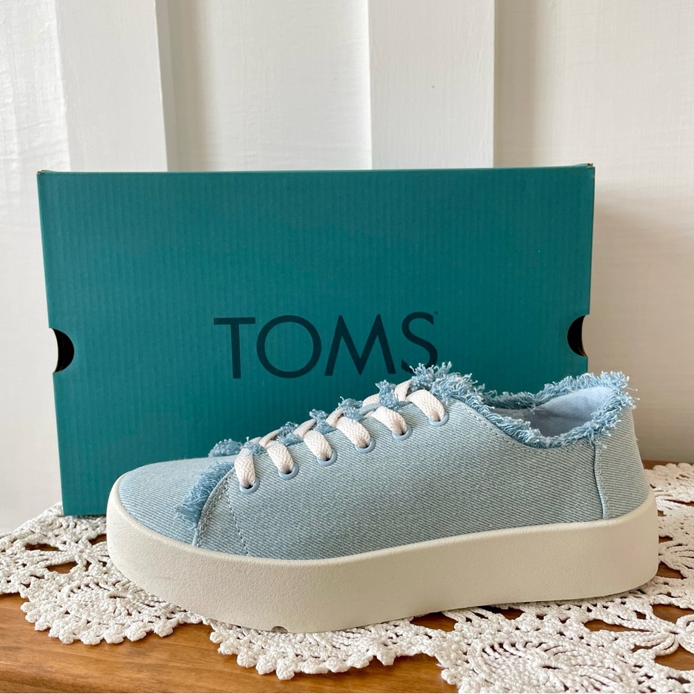 TOMS Verona Lace Up Blue Washed Denim Frayed Platform Sneakers New 7.5